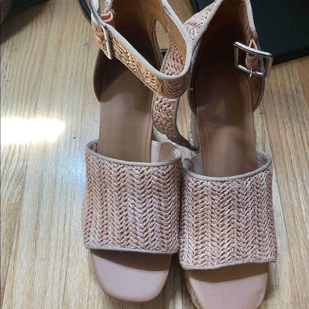 Brand new never worn size 6 wedges!
